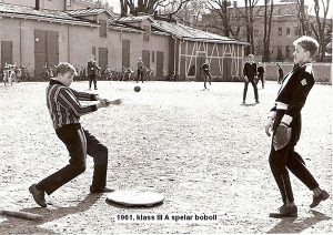 några killar spelar boll på skolgården