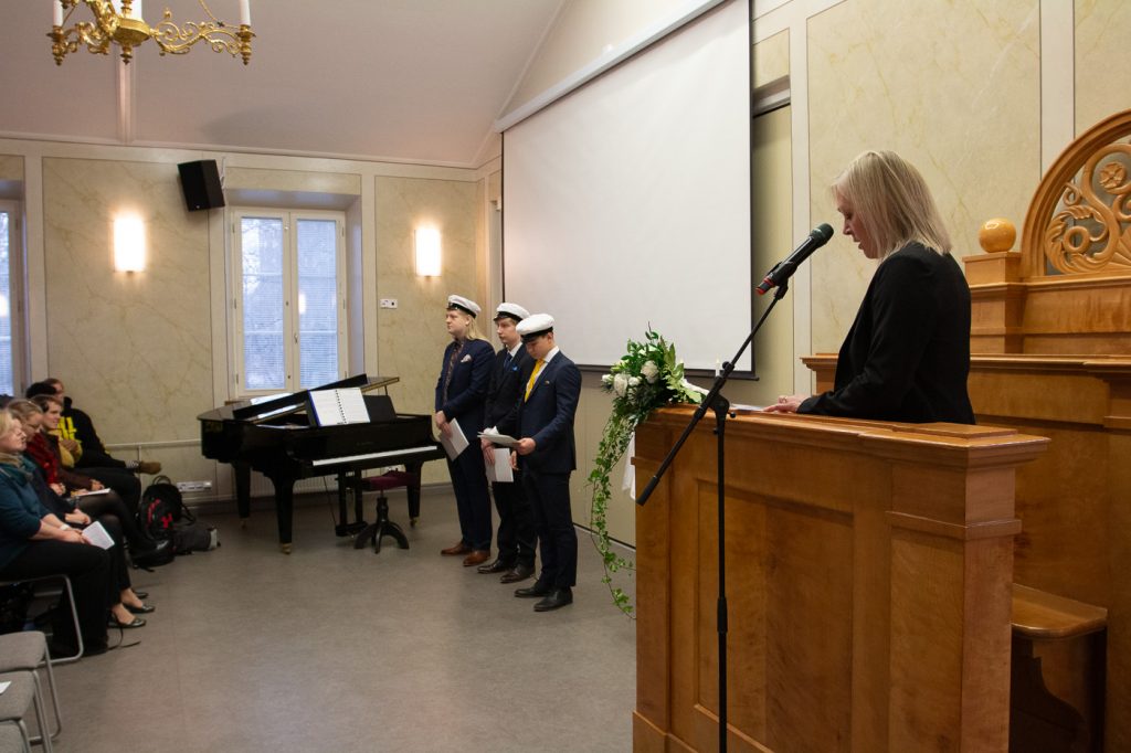 Rektor Marianne Pärnänen talar till studenterna.