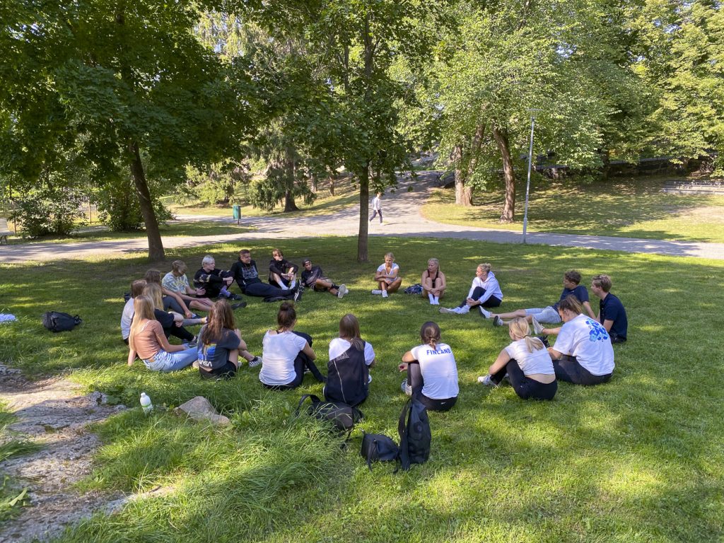 Studerande i Vårdbergsparken