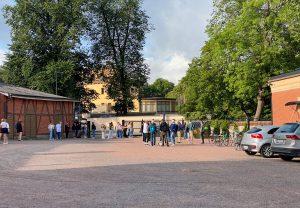 skolgården med studerande