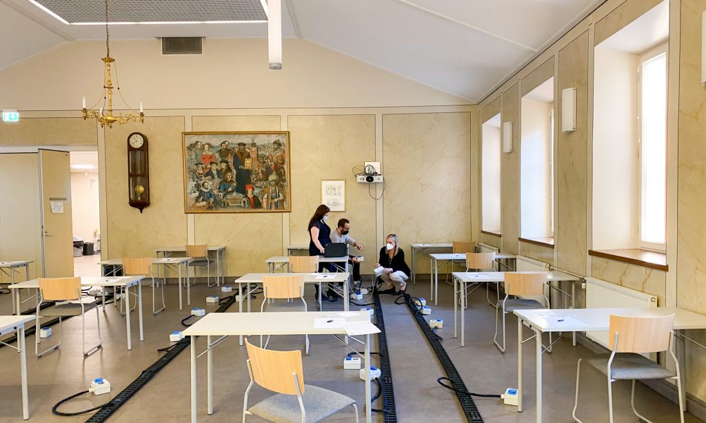 studentskrivningssal med bord och stolar