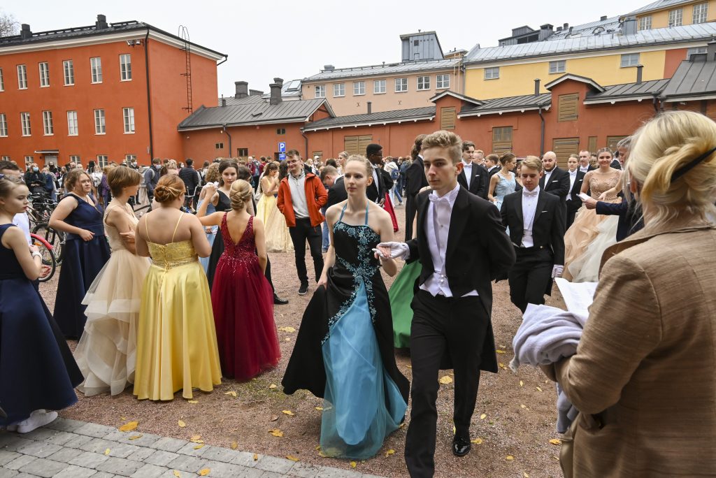 Dansare på skolgården som går in i gymnastiksalen