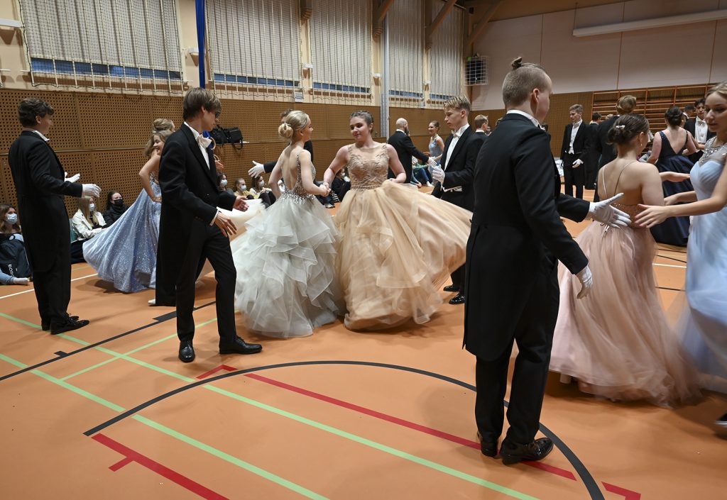 Virvlande kjolar och dansade ungdomar