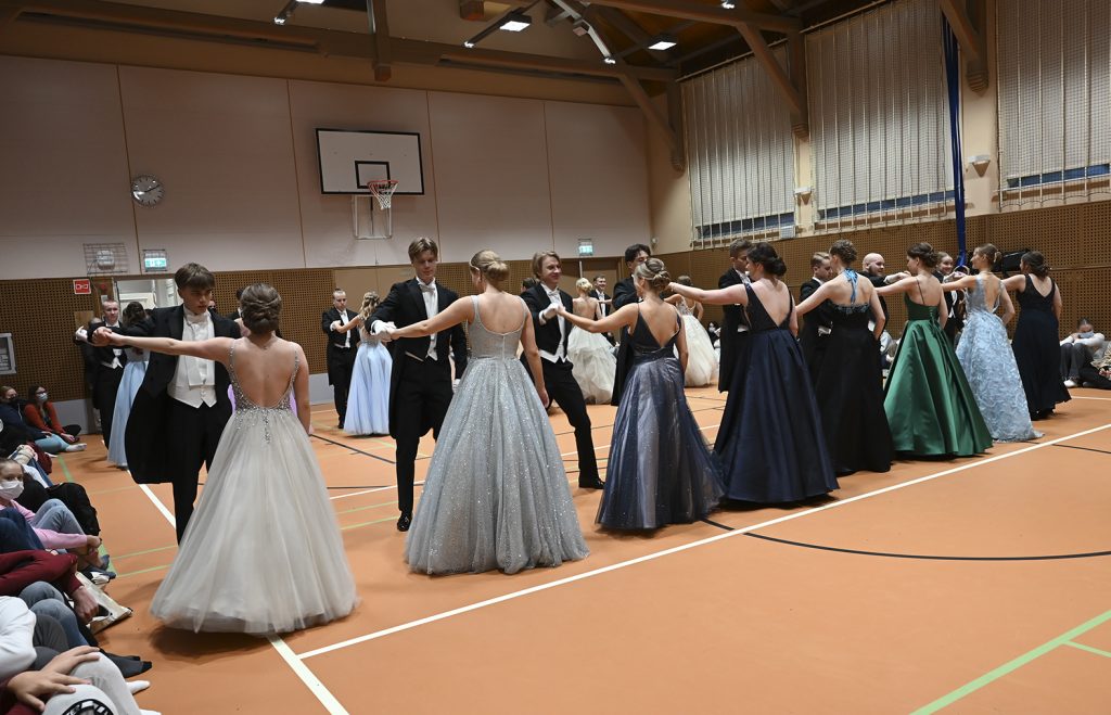 en grupp som som tar danssteg