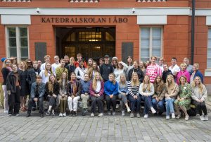 alla konferensdeltagare framför skolan i gruppbild