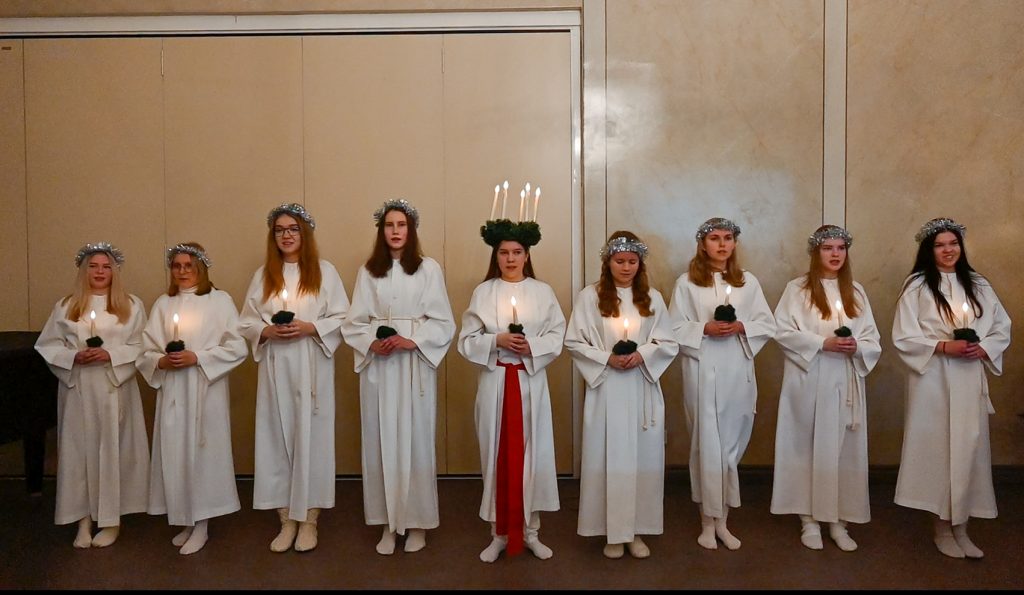 Lucia med tärnorna står och sjunger