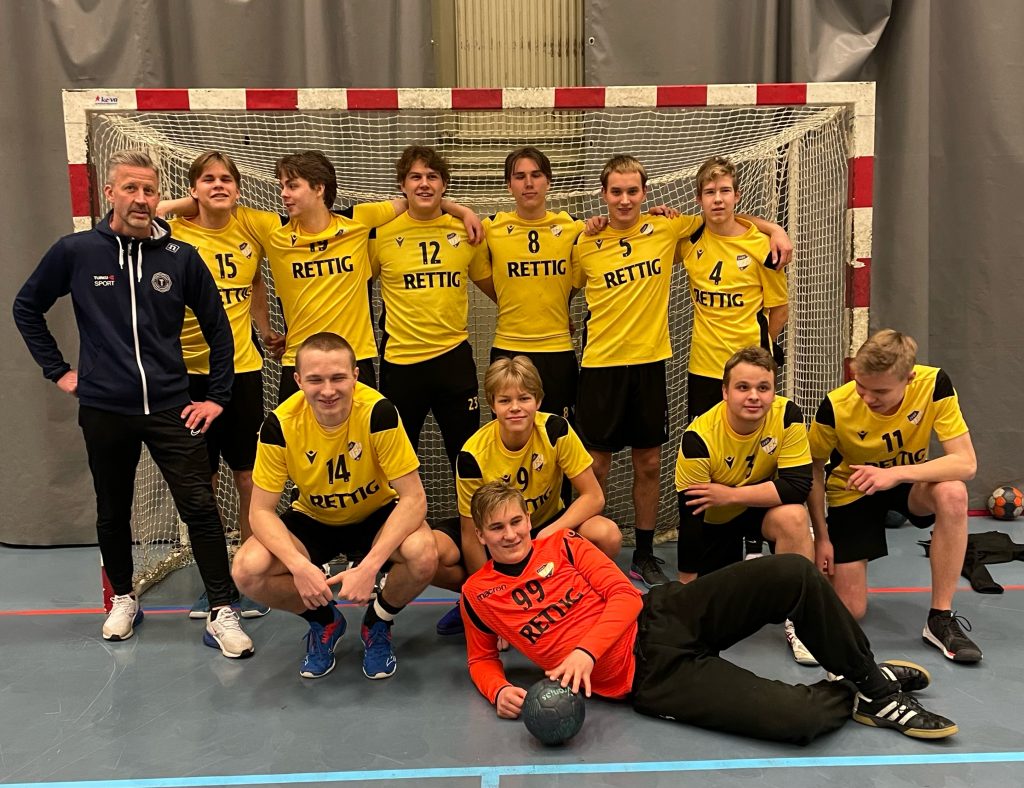 Fotbollslaget uppställda med sin lärare