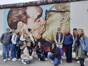 ungdomar i Berlin framför en mural