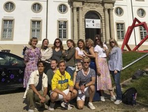 grupp av de resande ungdomarna framför ett slott