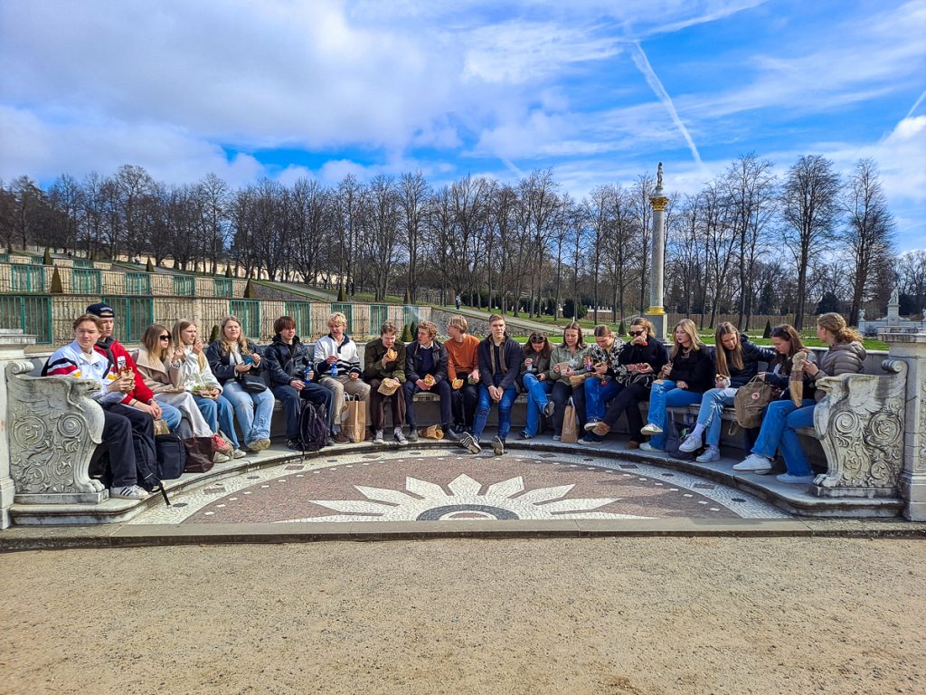 Hela gruppen av studerande samlad