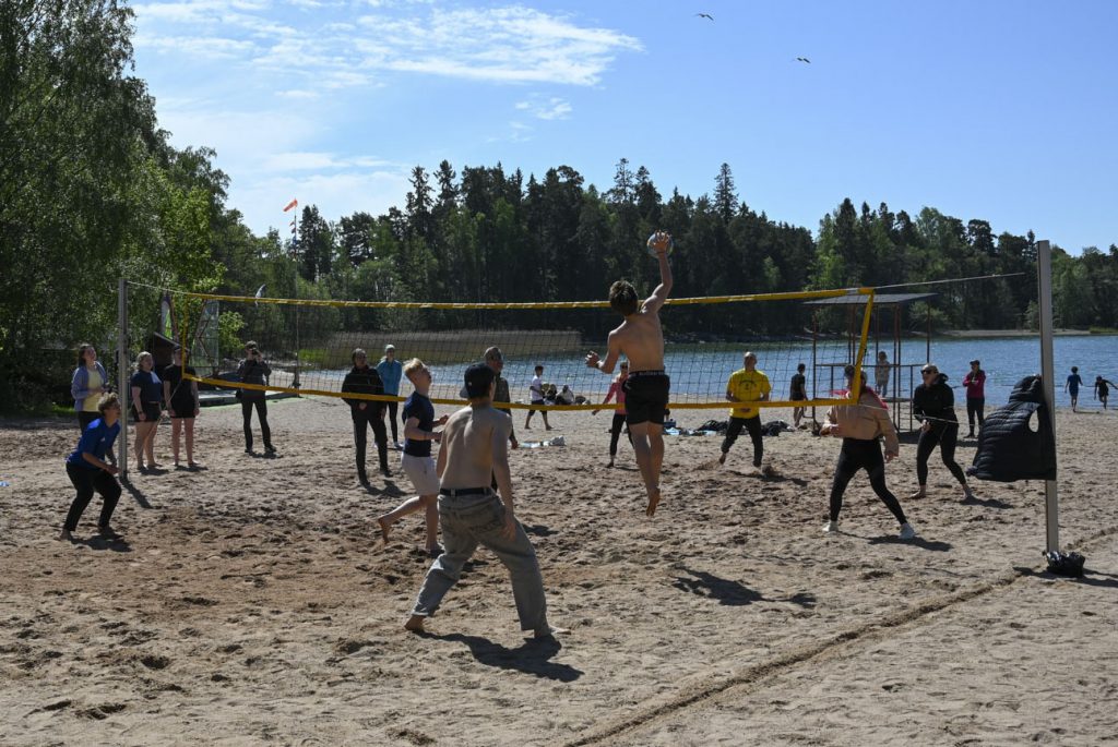 Ungdomar spelar volleyboll