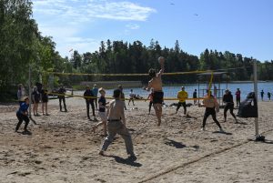Ungdomar spelar volleyboll