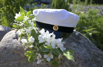 studentmössa och blommor
