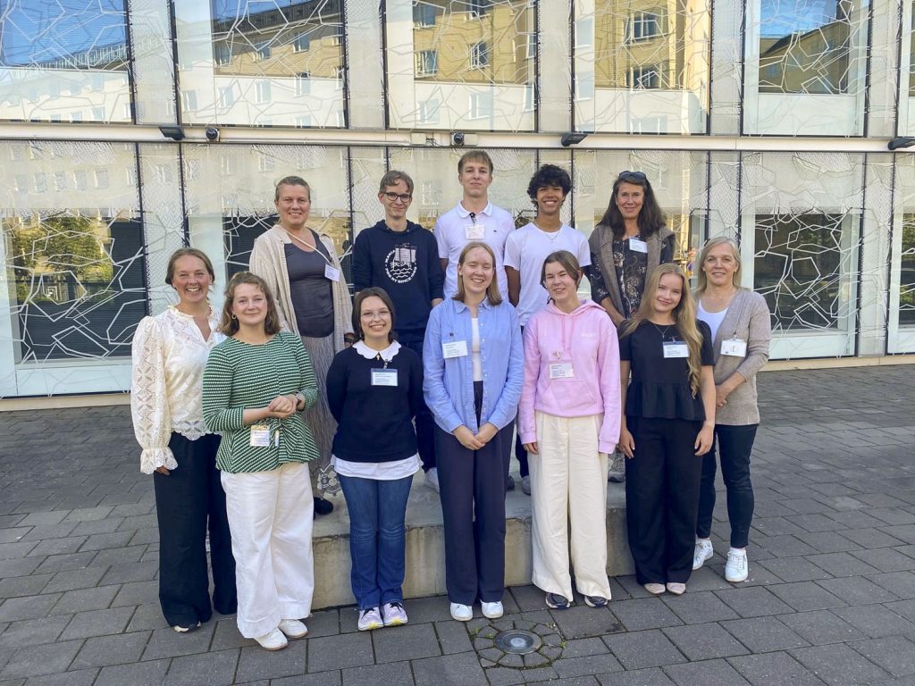 Unesco ambassadörerna och handledande lärare samlade utanför UBS