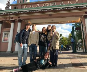 Ungdomar utanför ingången till en park