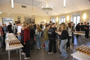 ungdomar minglar i en sal