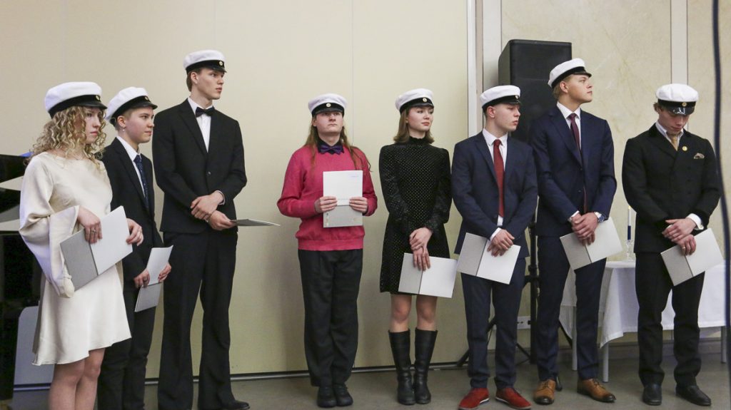 studenter som fått sina betyg och mössor