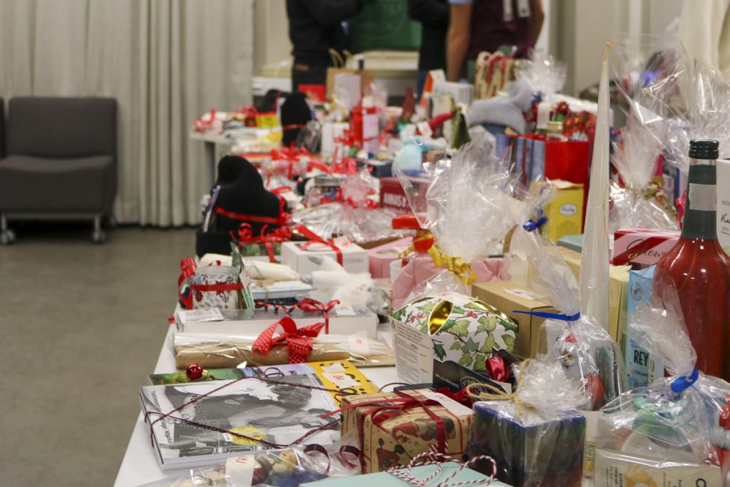 Lotteribordet på julbasaren fyllt med vinster