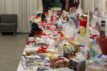 Lotteribordet på julbasaren fyllt med vinster