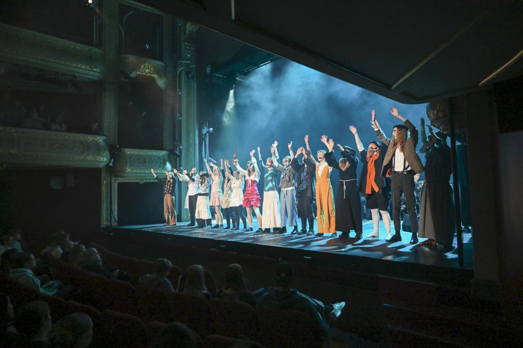 musikalgänget bugar för publiken