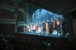 musikalgänget bugar för publiken