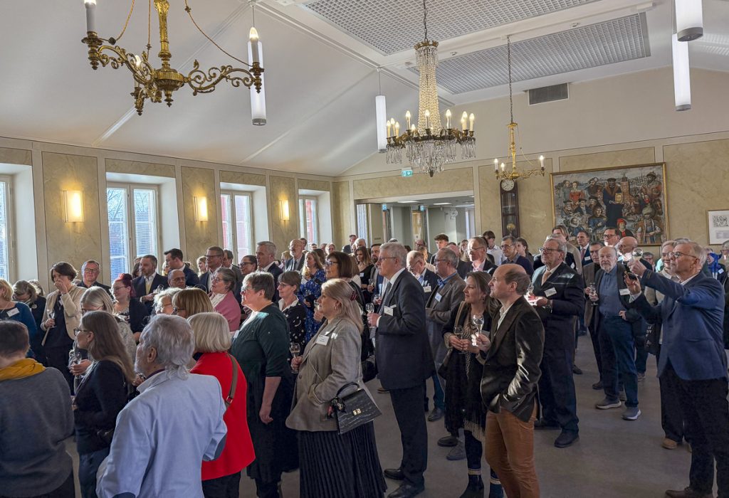 festsalen full med mänskor